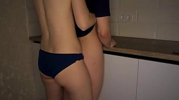 Redare Fă-o dracu în bucătărie și lins păsărică în baie (girls2home)