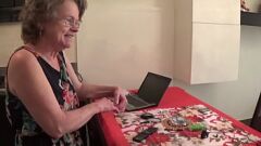Играть Итальянскую милфу Laura Rossi жестко трахнул молодой ебарь