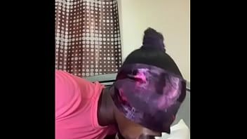 Redare O mică adolescentă africană suge și saliva pe bbc ca o acadea