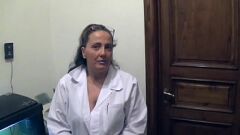 Riproduci MILF italiana fa un massaggio bollente con la mano nel suo studio