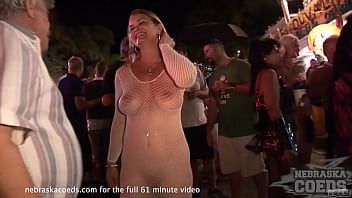 Reproduzir Festa louca da toga durante festival público de nudez em Key West, Flórida