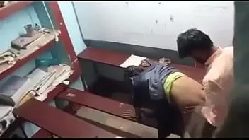 Putar Guru bercinta dengan siswa perempuan untuk pertama kalinya di kelas