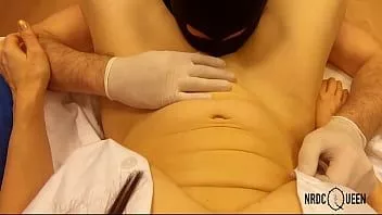 Reproducir Enfermera tocada con guantes de látex y lamida hasta el orgasmo pov