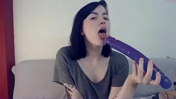 Reproducir Webcam adolescente está lista para ser follada en todos sus agujeros