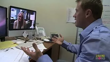Jouer Au lieu de travailler, il se rend chez sa copine blonde pour lui donner une éjaculation aux gros seins