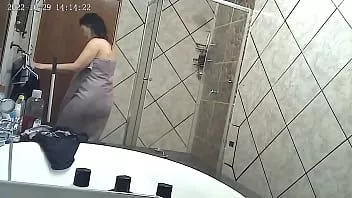 Odtwórz Przyłapałem rodziców na ruchaniu się w łazience moją nową kamerą szpiegowską