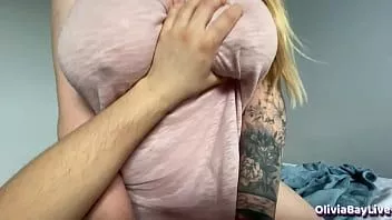 Jouer Beau-frère regarde du porno avec sa belle-soeur et elle en train de baiser - Olivia Bay