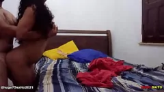 Reproduzir Esposa latina gostosa entra furtivamente no meu quarto tarde da noite para um pau grande