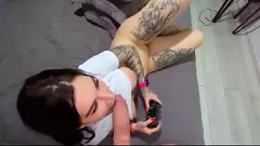 Jouer Baiser une joueuse passionnée : PS4, gros cul et éjaculation faciale