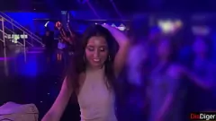Redare Adolescent brunetă futut în toate găurile la o toaletă publică