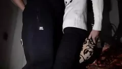 Oynat Lezbiyen Aşıklar Gerçek Orgazma Kadar Yastığa Amcıkları Sürtüyorlar