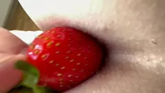चलाएँ 18+ डेब्यू: ताजा स्ट्रॉबेरी तंग गधे से लूटा गया - नया शौकिया अनुभव