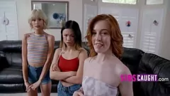 play Anak tiri kecil dan teman -teman mungilnya di gangbang liar