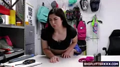 play 铁杆小偷惩罚：凯拉·克罗夫特（Keira Croft）被偷窃，被迫他妈的自由