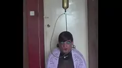 Abspielen Sissy Crossdresser verwandelt sich in Pisse schluckende Schlampe