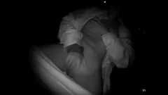 Riproduci La giovane bionda birichina Emily Candys si masturba la figa bagnata fuori nella notte invernale con una telecamera nascosta