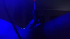 Redare O altă noapte excitată de joc solo cu un cocoș negru palpitant și un finisaj exploziv de bukkake