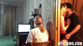 Reproducir Cachonda compañera de cuarto filmada engañando a su novia con su amiga